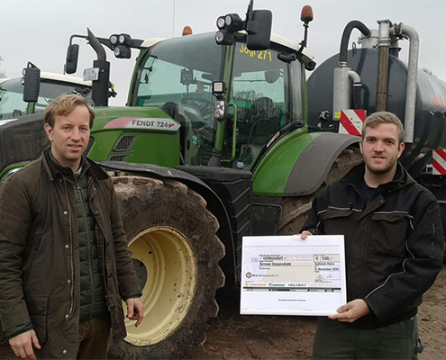 Nils Schäfer vom LU Verband Schleswig-Holstein gratuliert Simon Uppendahl zum Agrarservice Meister 02