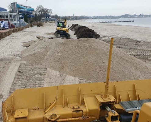 Blunk-Team Holtsee stellt vom Orkan zerstörten Strand wieder her 48