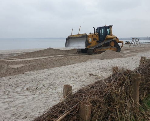 Blunk-Team Holtsee stellt vom Orkan zerstörten Strand wieder her 53