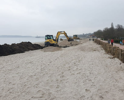 Blunk-Team Holtsee stellt vom Orkan zerstörten Strand wieder her 56