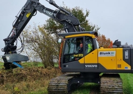 Blunk bei Knickpflege mit neuem Fällgreifer an Volvo-Bagger - thumbvorschau